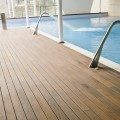 Pavimento in legno decking piscina interna