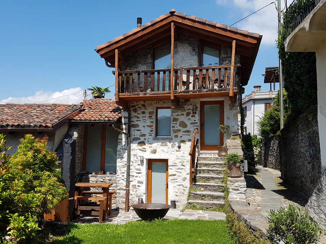 Casa con tende plissettate in Ticino